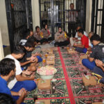 Puluhan Tahanan di Sukoharjo Berbuka Puasa Bersama Polisi