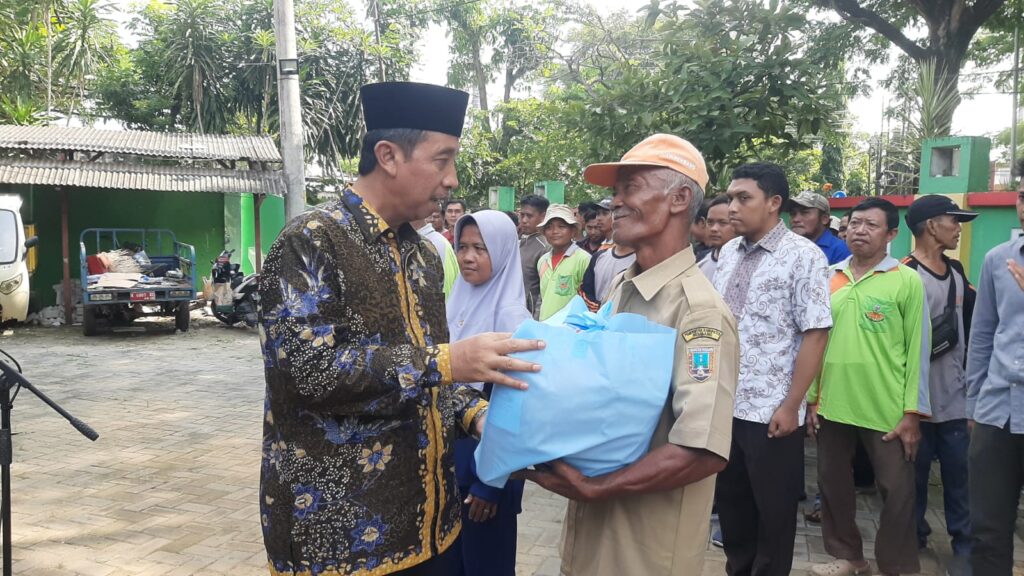 PETUGAS BERSIH REMBANG