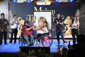 Atlet Ni Nengah Widiasih Memberi Kenang-kenangan