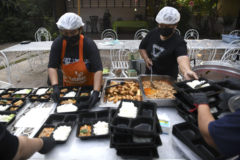 Pekerja menyiapkan kebutuhan menu makanan bagi kontingen NPC Indonesia di Chayada Garden & Resort, Nakhon Ratchasima, Thailand, Sabtu (17/1/2026).