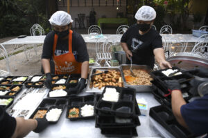 Pekerja menyiapkan kebutuhan menu makanan bagi kontingen NPC Indonesia di Chayada Garden & Resort, Nakhon Ratchasima, Thailand, Sabtu (17/1/2026).