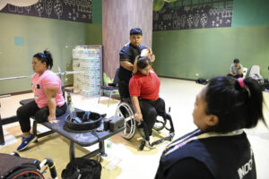 Atlet para angkat berat National Paralympic Committee (NPC) Indonesia mengikuti latihan di Hotel Centre Point, Nakhon Ratchasima, Thailand, Sabtu (17/1/2026).