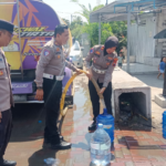 HUT Polantas ke-71, Polisi Salurkan 16 Ribu Liter Air Bersih untuk Warga Mojo Solo