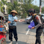 Jumat Berkah, Tim Sparta Polresta Surakarta Bagikan 150 Kotak Makanan untuk Warga