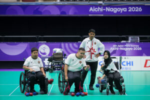 (kiri ke kanan) Atlet boccia Indonesia Felix Ardi Yudha, Muhammad Bintang Satria Herlangga, dan Gischa Zayana, mengikuti latihan resmi Asian Para Games 2026 di Nagoya City General Gymnasium, Jepang, Rabu (14/10/2026).