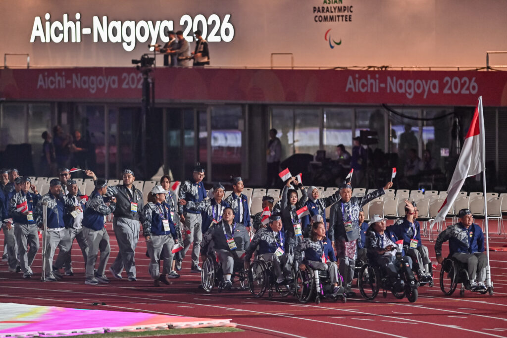 Defile kontingen Indonesia saat upacara pembukaan Asian Para Games 2026 di Nagoya City Mizuho Park Athletic Stadium, Nagoya, Jepang, Minggu (18/10/2026).