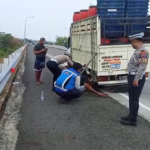 Truk Pecah Ban di Tol Semarang–Solo KM 490, Polisi Tenangkan Pengemudi yang Panik